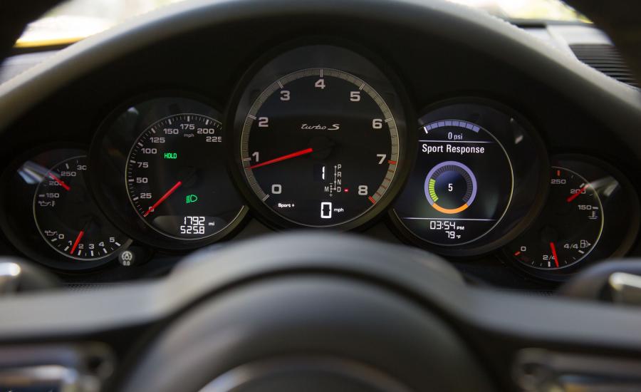Панель приборов Porsche 911 Turbo S Coupe 2016 года  (NA) (фото 2 из 29)